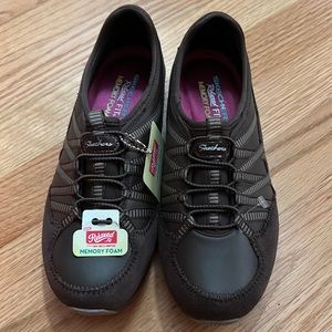 Brand NWT Chocolate Taupe Sketchers Relaxed fit Memory Foam shoes in Women 6